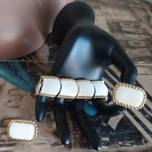 Vintage Butler White Enamel and Gold-Tone Collar Necklace Set - Picture 2 of 12